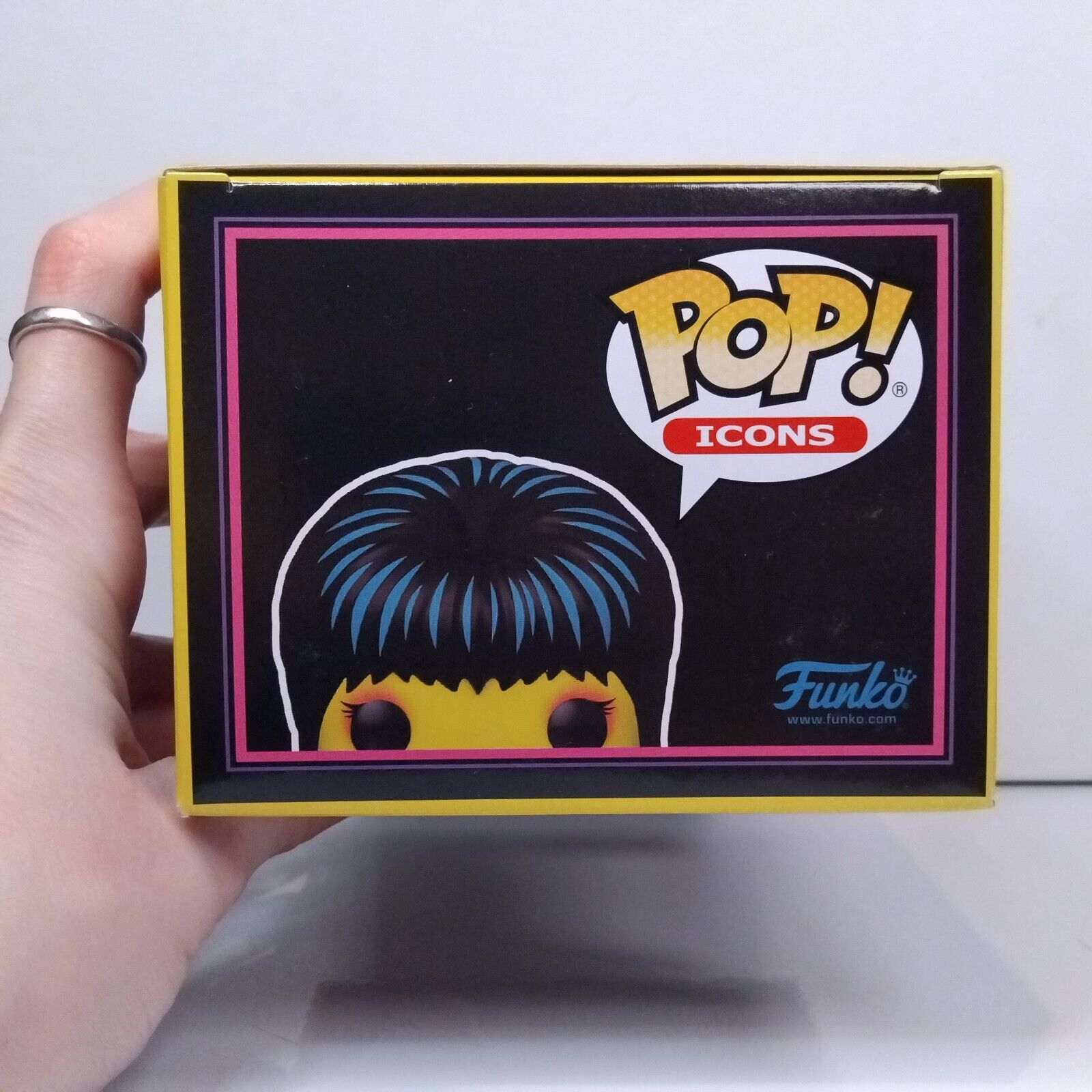 Funko Pop! TV Icons Elvira Mistress of Darkness Blacklight Signed 7BAP COA #68